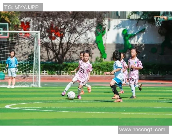 右脚踢足球的足球明星们如何在绿茵场上展现他们的绝技与风采 右脚踢足球的足球明星们如何在绿茵场上展现他们的绝技与风采