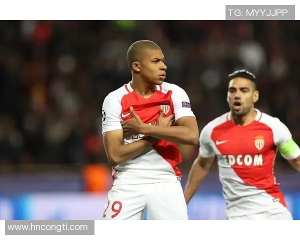 足球明星抱胸姿态展现自信魅力的精彩瞬间合集 足球明星抱胸姿态展现自信魅力的精彩瞬间合集